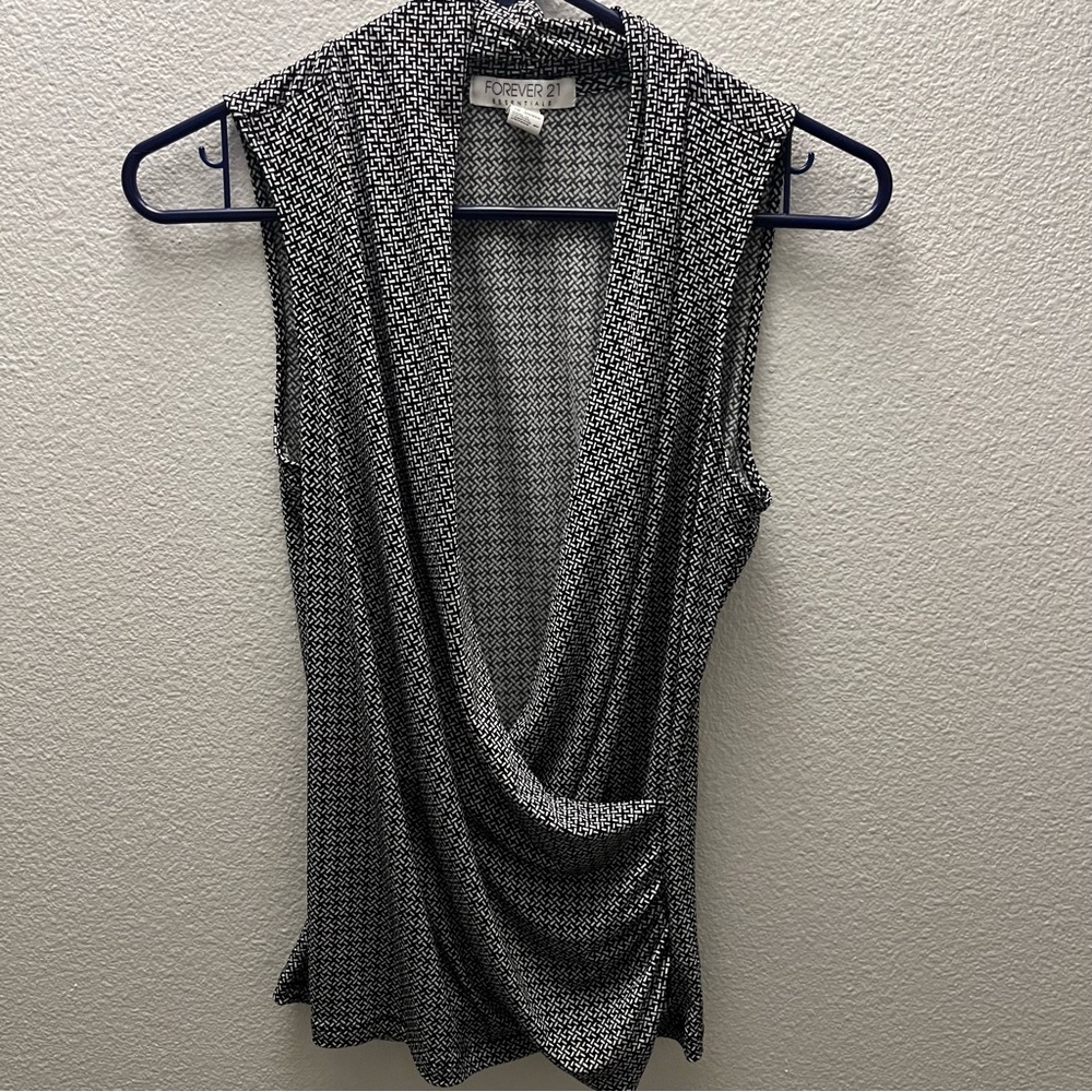 Forever 21 Elegant Blouse in Black and White